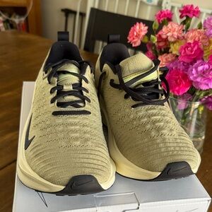 Nike Men's Tan and Black Athletic Shoes